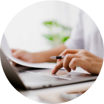 Personne utilisant un ordinateur portable